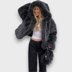 Barbara – Giacca oversize in pelliccia sintetica grigia