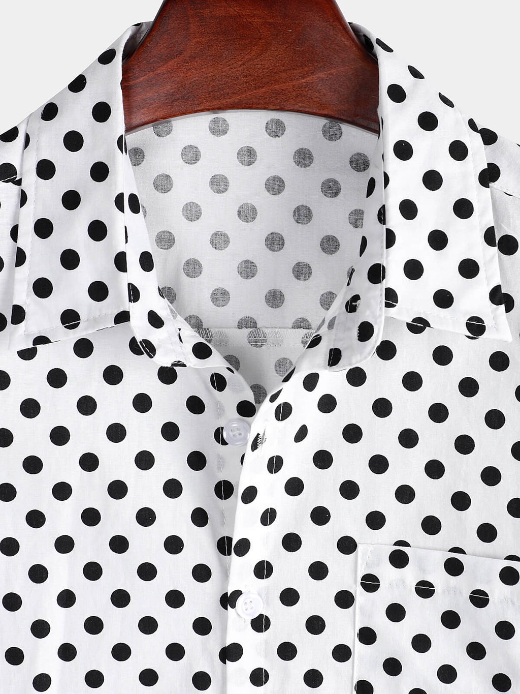 Camicia estiva da uomo in cotone a pois bianchi con maniche corte e taschino