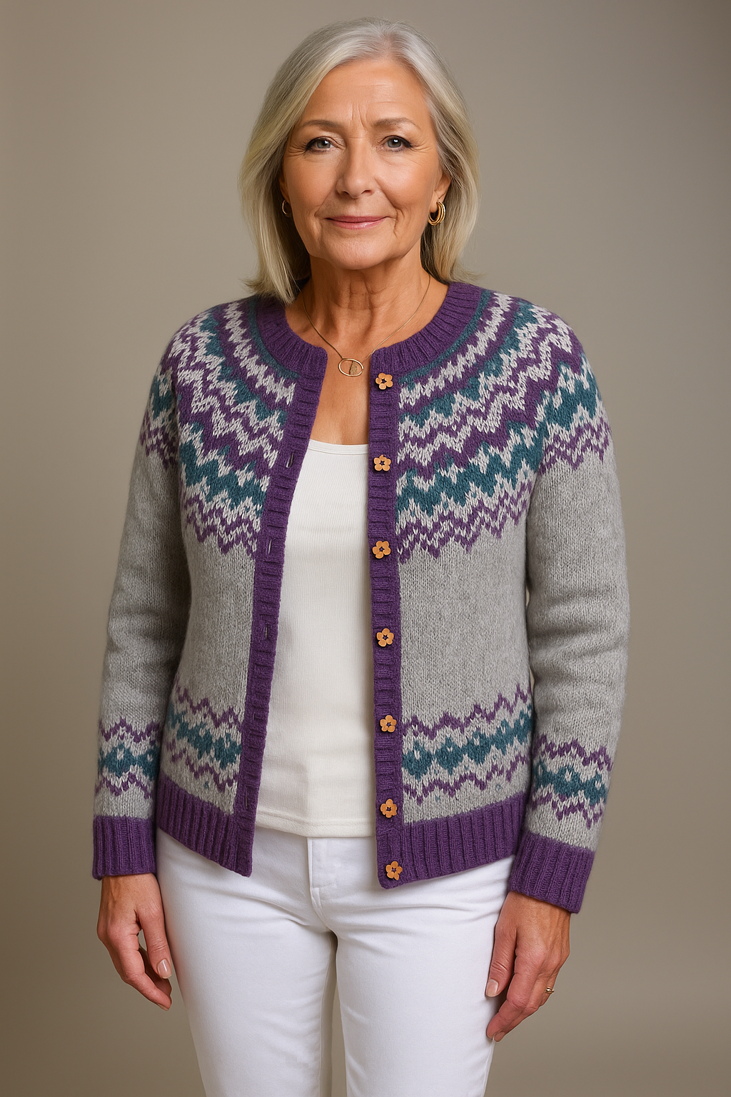 Rossella | Cardigan grigio con motivo viola – cardigan nordico da donna | Erminia Boutique Bologna