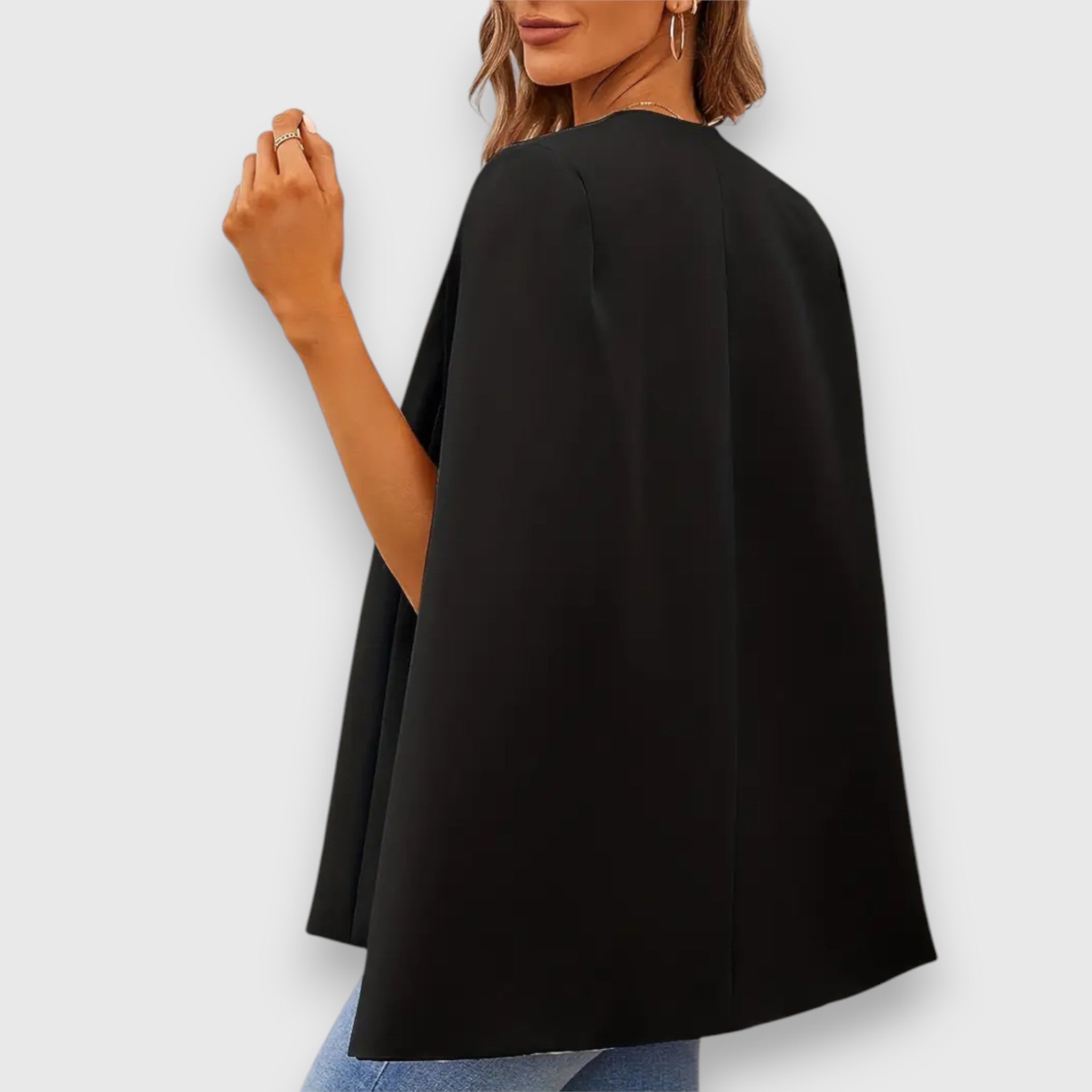 Nela – Elegante giacca nera in stile mantella.