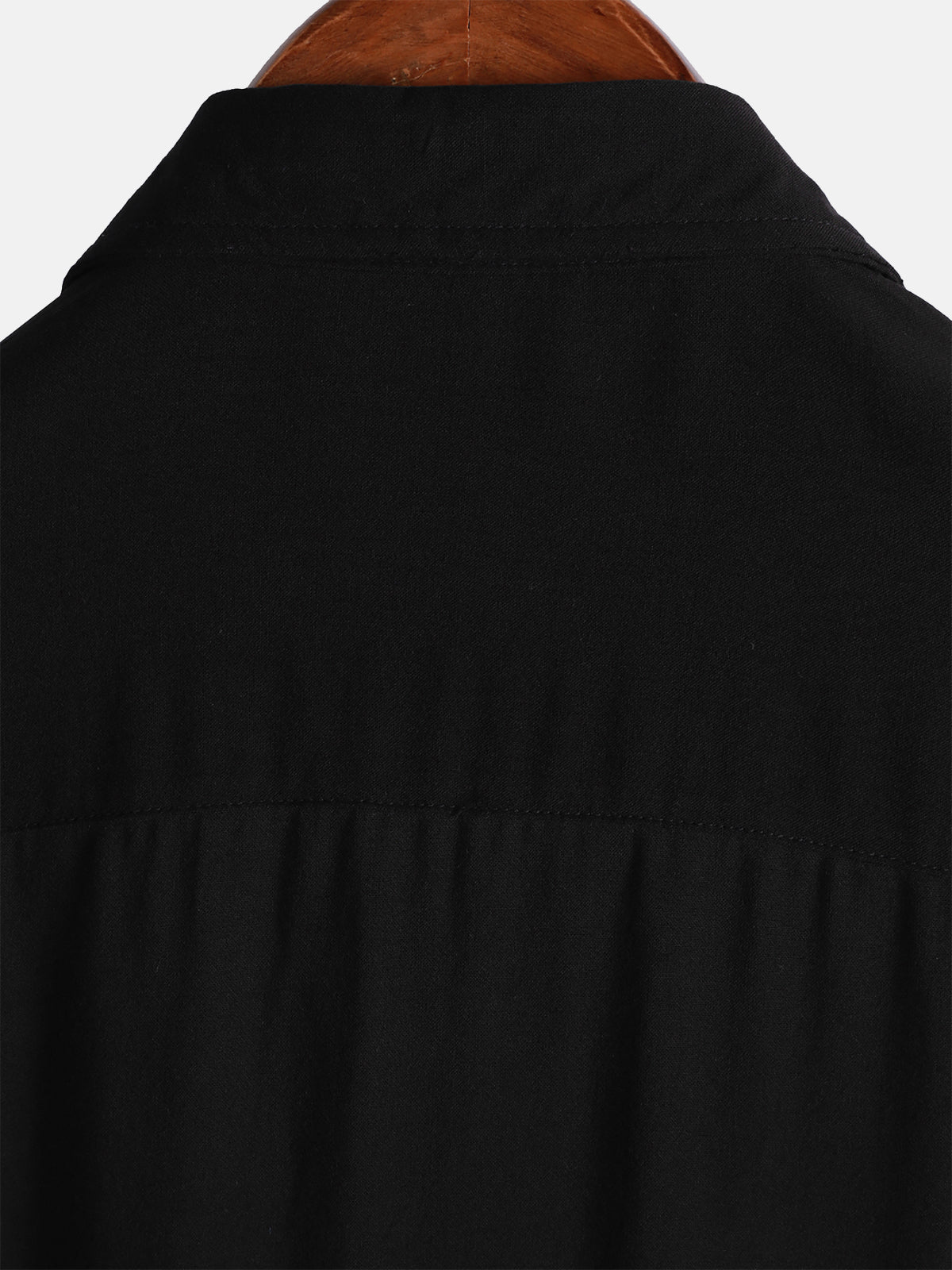Camicia casual nera da uomo con maniche corte in un colore uniforme