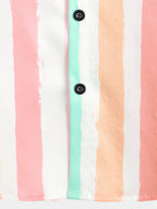 Camicia estiva da uomo rosa e bianca a righe verticali con tasca e bottone, maniche corte