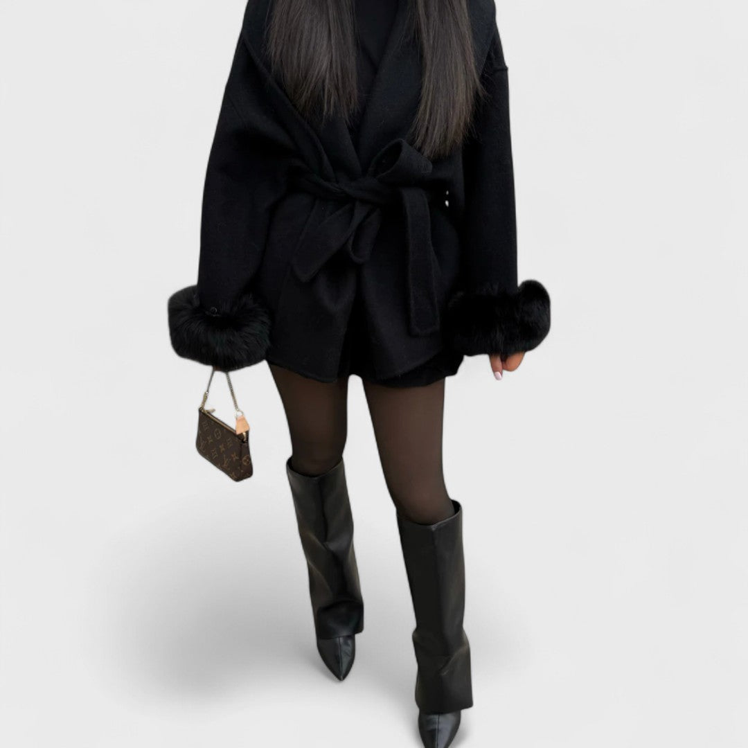 Karolina – Cappotto elegante con dettagli ecologici in pelliccia