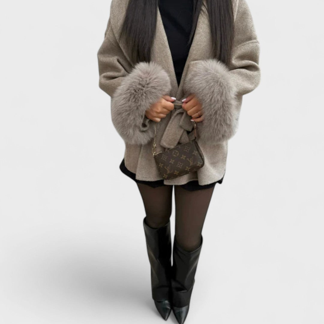 Karolina – Cappotto elegante con dettagli ecologici in pelliccia