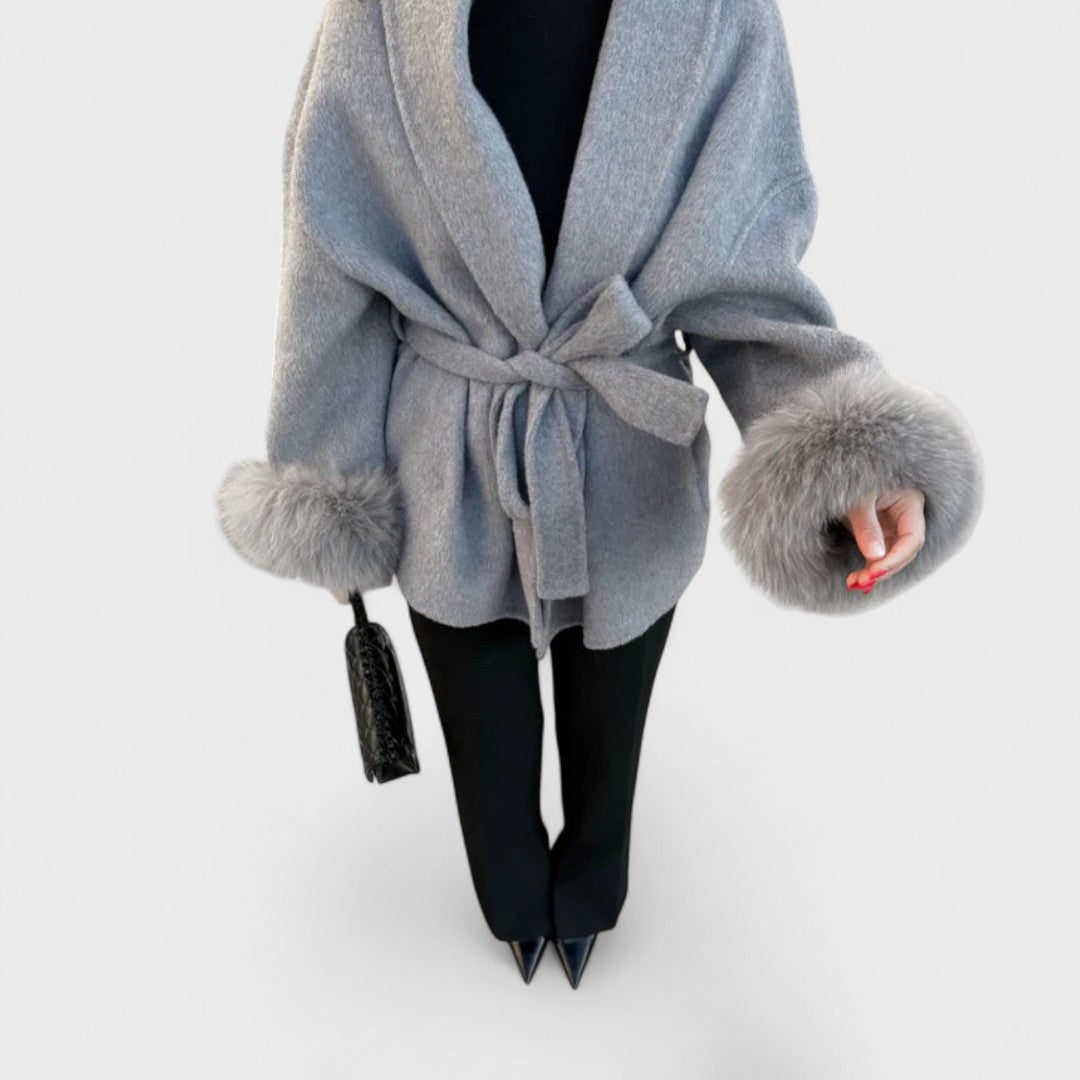 Karolina – Cappotto elegante con dettagli ecologici in pelliccia