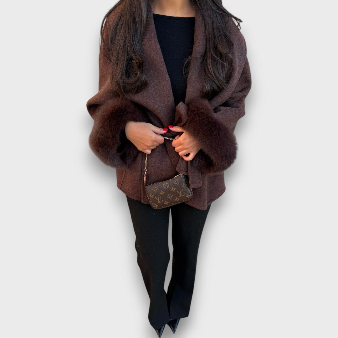 Amelia – Cappotto con volant e polsini in pelliccia grigia scura