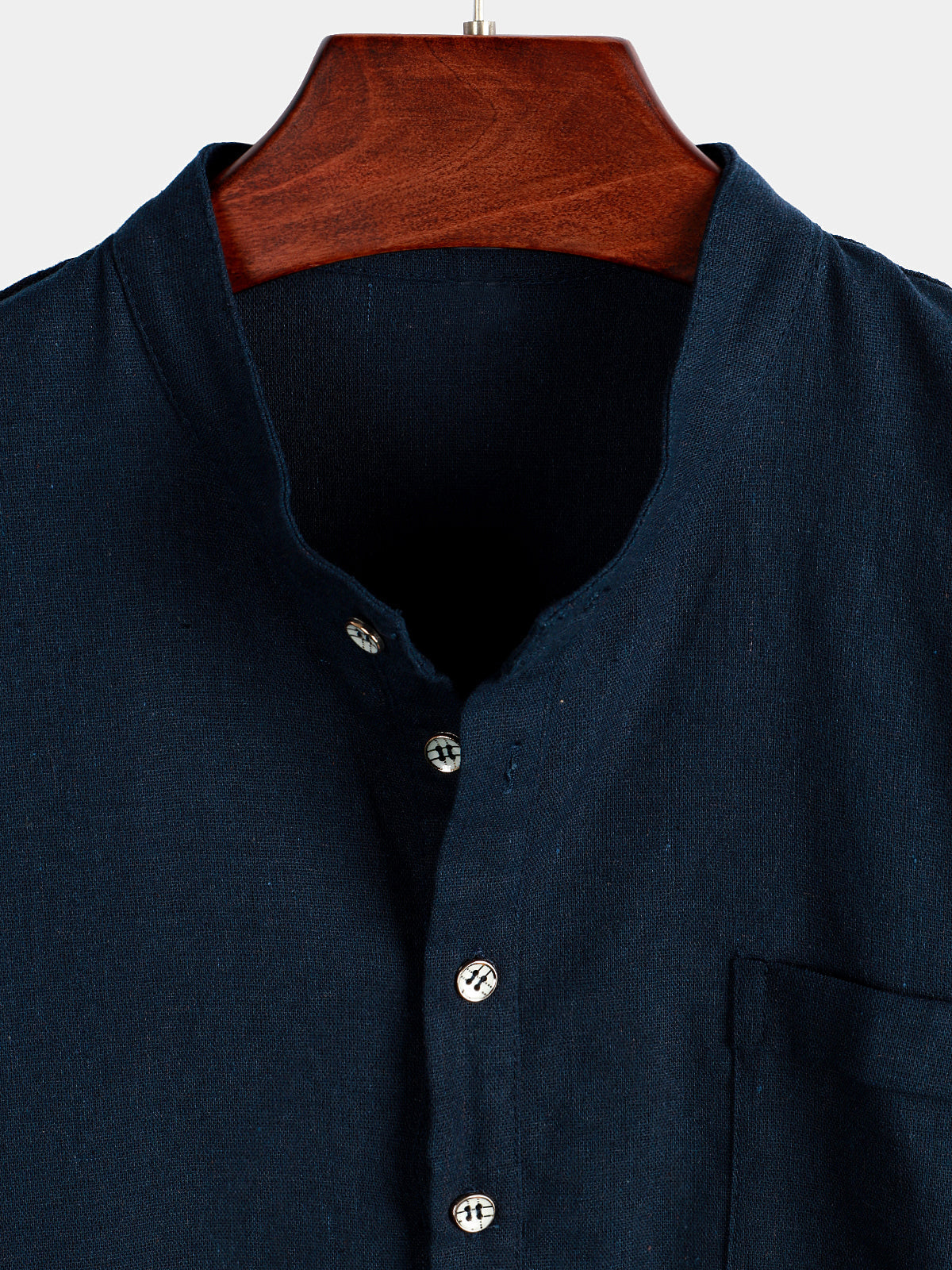 Camicia da uomo a maniche corte in un colore uniforme con colletto alla coreana e tasca frontale