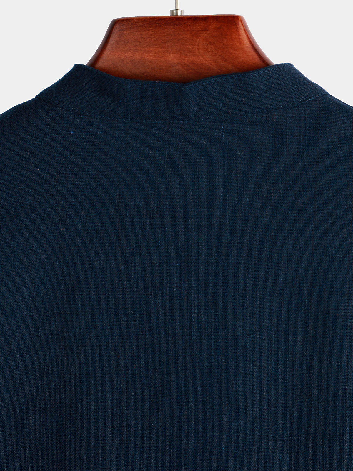 Camicia da uomo a maniche corte in un colore uniforme con colletto alla coreana e tasca frontale