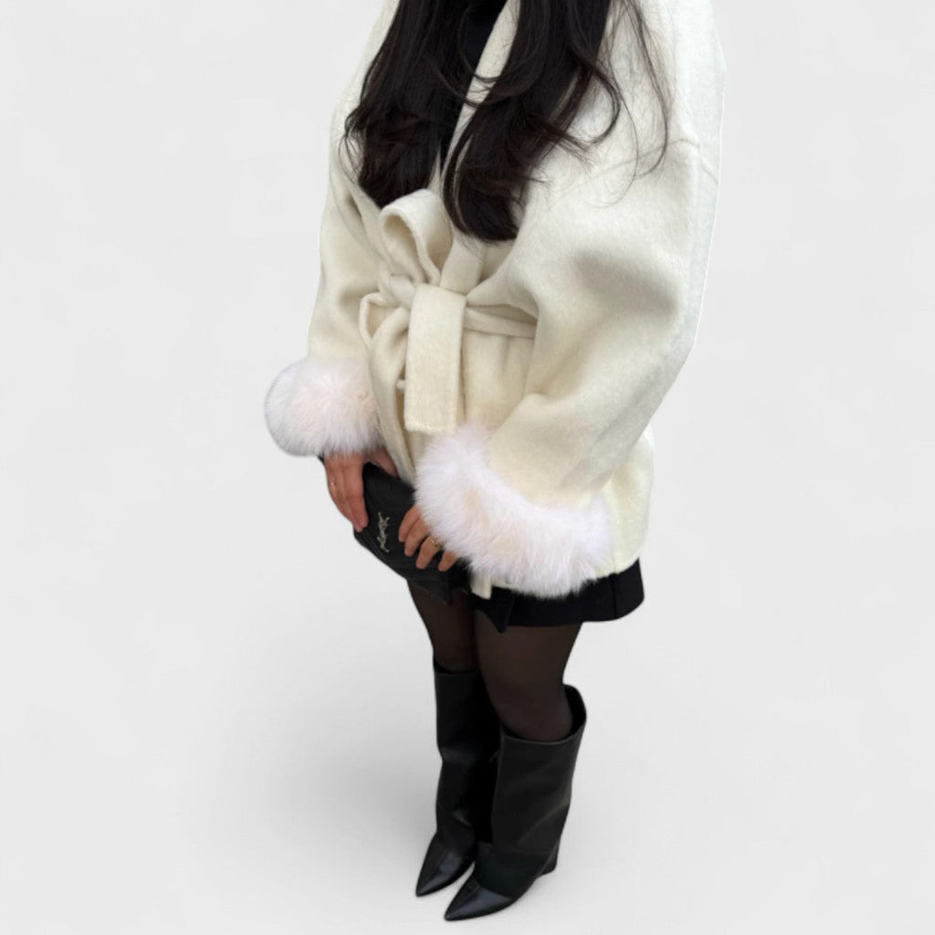 Karolina – Cappotto elegante con dettagli ecologici in pelliccia