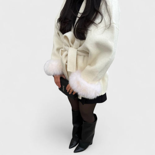 Carolina | Cappotto elegante con dettagli ecologici in pelliccia – trench da donna | Erminia Boutique Bologna