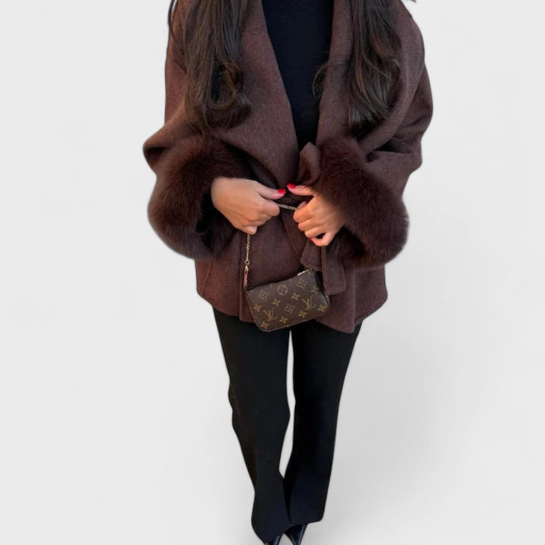 Karolina – Cappotto elegante con dettagli ecologici in pelliccia