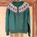 Donata | Cardigan verde bosco con motivo rosa – cardigan nordico da donna | Erminia Boutique Bologna