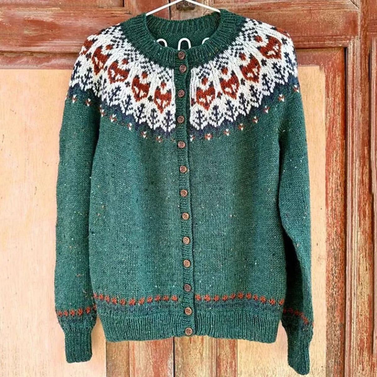 Donata | Cardigan verde bosco con motivo rosa – cardigan nordico da donna | Erminia Boutique Bologna