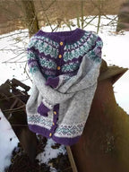 Rossella | Cardigan grigio con motivo viola – cardigan nordico da donna | Erminia Boutique Bologna