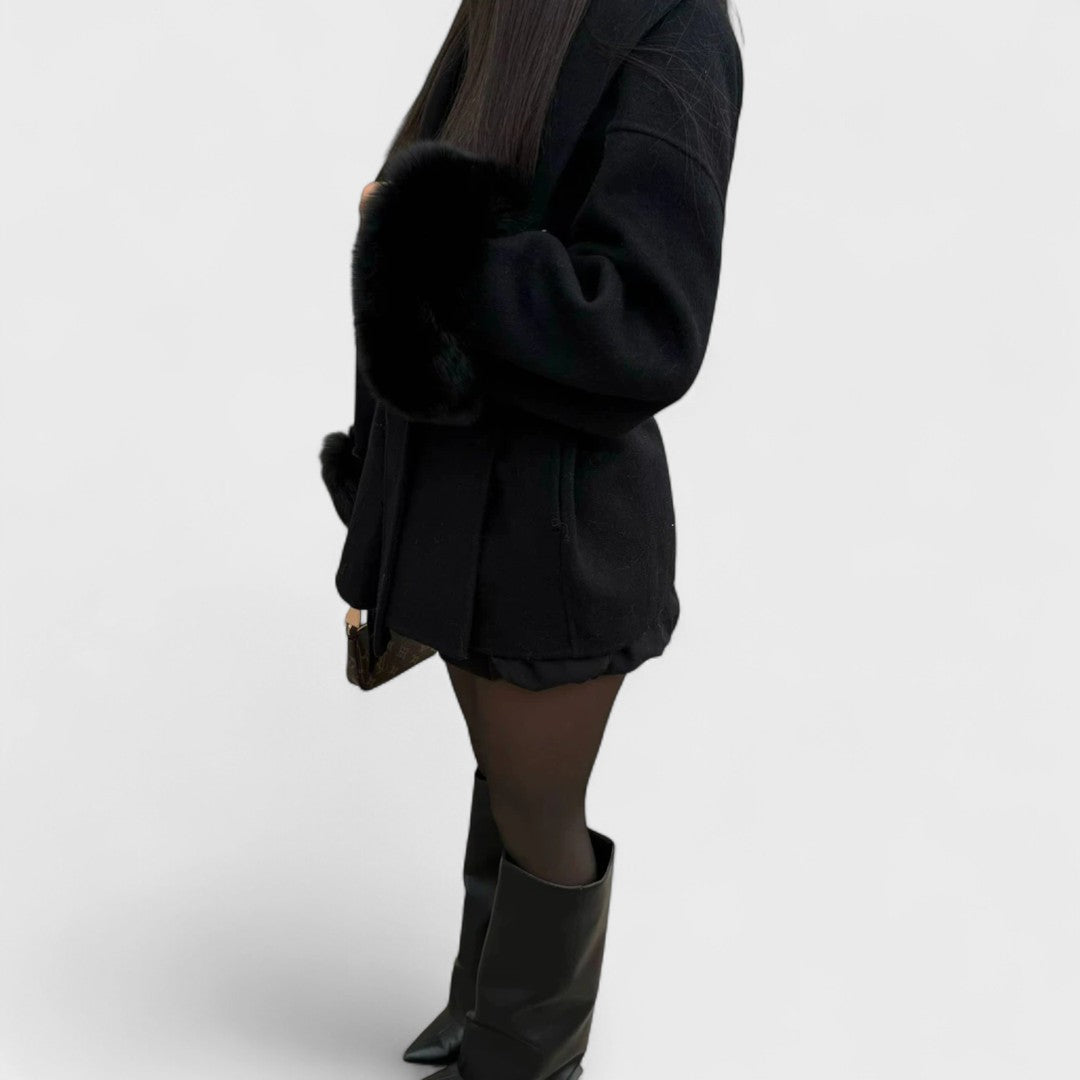 Karolina – Cappotto elegante con dettagli ecologici in pelliccia