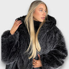 Barbara – Giacca oversize in pelliccia sintetica grigia