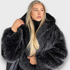 Barbara – Giacca oversize in pelliccia sintetica grigia