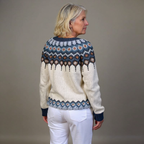 Lucilla | Cardigan panna con motivo blu notte – cardigan nordico da donna | Erminia Boutique Bologna
