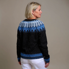 Ofelia | Cardigan nero con motivo blu – cardigan nordico da donna | Erminia Boutique Bologna